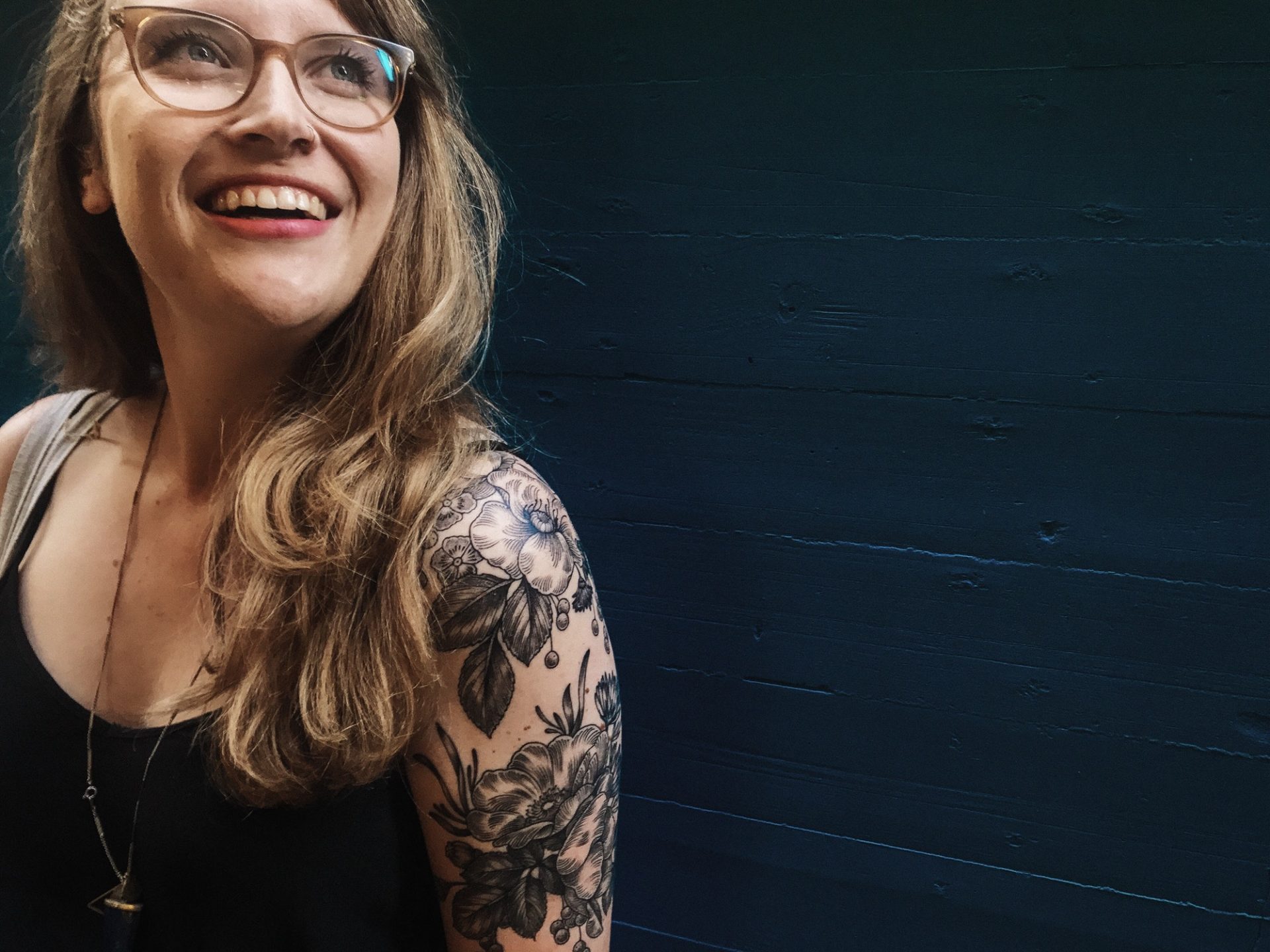 woman-with-tattoos-glasses--e1631679075970